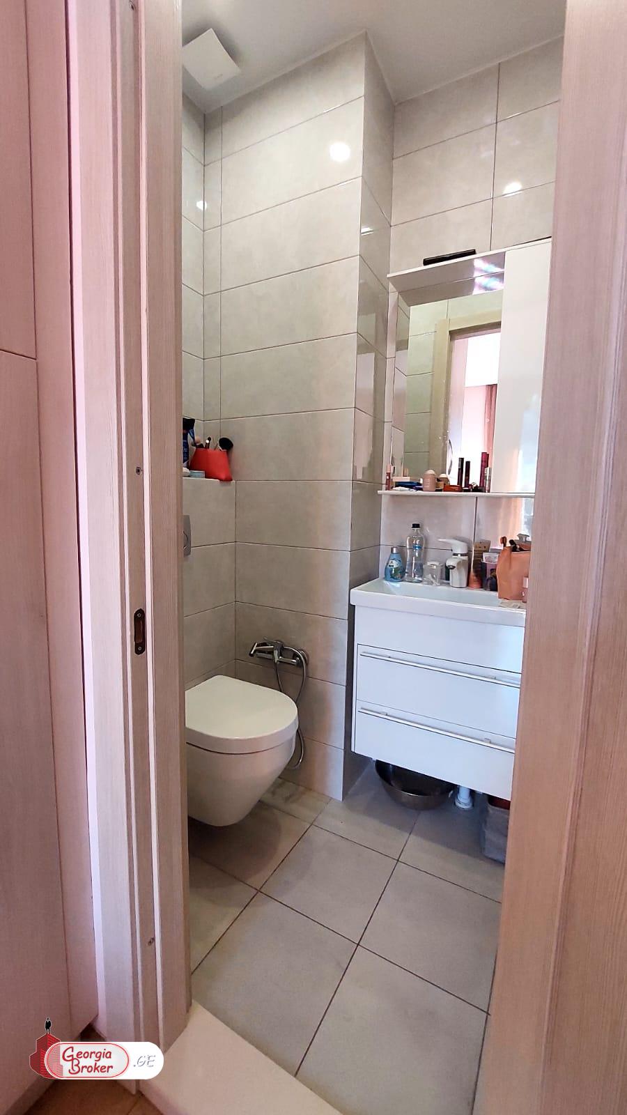 იყიდება ახალი გარემონტებული 3 ოთახიანი ბინა ვაკეში